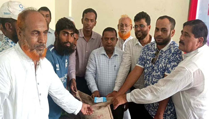 সিরাজগঞ্জে ১৪ হাজার কৃষকের জন্য বীজ ও সার বিতরণ কর্মসূচি সিরাজগঞ্জে ১৪ হাজার কৃষকের জন্য বীজ ও সার বিতরণ কর্মসূচি