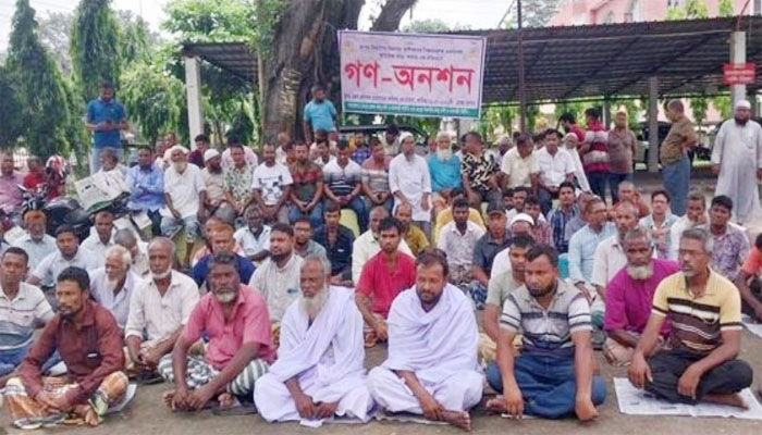 হিমাগার ভাড়া কমানোর দাবিতে রংপুরে আলু চাষিদের গণ-অনশন হিমাগার ভাড়া কমানোর দাবিতে রংপুরে আলু চাষিদের গণ-অনশন