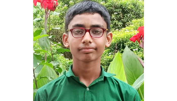 বই হাতে স্বপ্নবাজ কিশোর, গ্রামে ছড়াচ্ছে জ্ঞানচর্চার আলো বই হাতে স্বপ্নবাজ কিশোর, গ্রামে ছড়াচ্ছে জ্ঞানচর্চার আলো