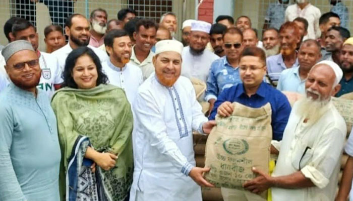 সিরাজগঞ্জে ২২০০ কৃষকের মাঝে ধান বীজ ও সার বিতরণ সিরাজগঞ্জে ২২০০ কৃষকের মাঝে ধান বীজ ও সার বিতরণ