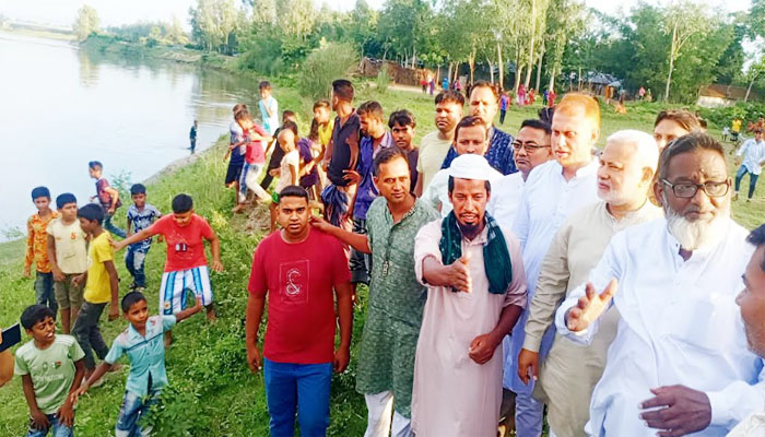 বীরগঞ্জে আত্রাই নদীর ভাঙন এলাকা পরিদর্শনে এমপি মনজুরুল ইসলাম বীরগঞ্জে আত্রাই নদীর ভাঙন এলাকা পরিদর্শনে এমপি মনজুরুল ইসলাম