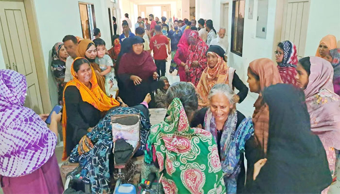 মাদারীপুরে কাভার্ডভ্যানের ধাক্কায় চাচি-ভাতিজির মৃত্যু, আহত ৫ মাদারীপুরে কাভার্ডভ্যানের ধাক্কায় চাচি-ভাতিজির মৃত্যু, আহত ৫