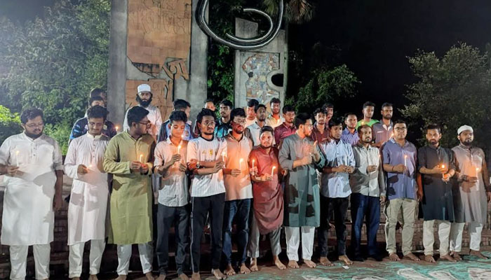 কুবিতে জুলাই গণঅভ্যুত্থান স্মরণে মোমবাতি প্রজ্বলন ও দ্রোহের গান কুবিতে জুলাই গণঅভ্যুত্থান স্মরণে মোমবাতি প্রজ্বলন ও দ্রোহের গান