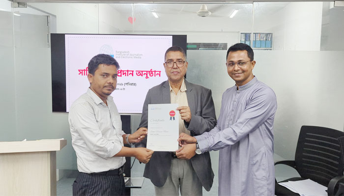 ইংরেজি সাংবাদিকতায় সনদ অর্জন করলেন রাকিব হোসেন মিলন ইংরেজি সাংবাদিকতায় সনদ অর্জন করলেন রাকিব হোসেন মিলন