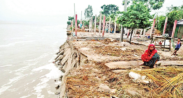 বক্ষপুত্র নদে বিলীন হয়ে যাচ্ছে বসতভিটা বক্ষপুত্র নদে বিলীন হয়ে যাচ্ছে বসতভিটা