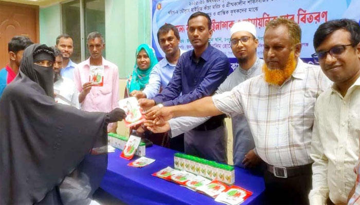 সিরাজগঞ্জে ক্ষুদ্র ও প্রান্তিক কৃষকদের মাঝে বিনামূল্যে বীজ ও সার বিতরণ সিরাজগঞ্জে ক্ষুদ্র ও প্রান্তিক কৃষকদের মাঝে বিনামূল্যে বীজ ও সার বিতরণ