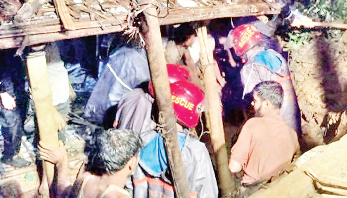 কক্সবাজারে পাহাড় ধসে নিহত বেড়ে ১০ কক্সবাজারে পাহাড় ধসে নিহত বেড়ে ১০