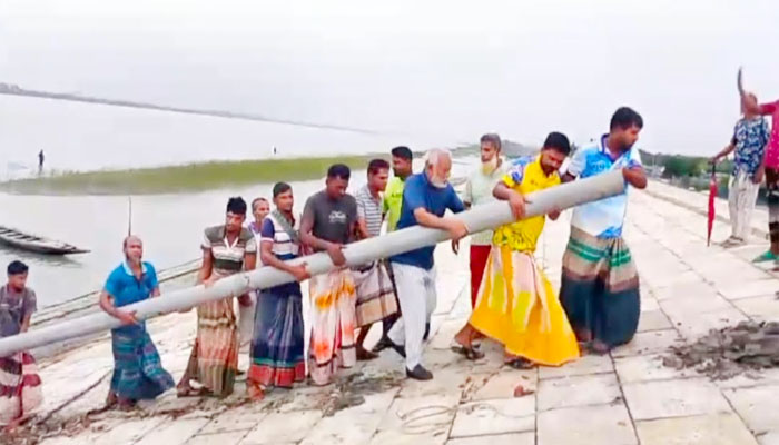 শ্যামনগরে ভেড়িবাঁধের ওপর অবৈধ নাইনটি পাইপ অপসারণ শ্যামনগরে ভেড়িবাঁধের ওপর অবৈধ নাইনটি পাইপ অপসারণ