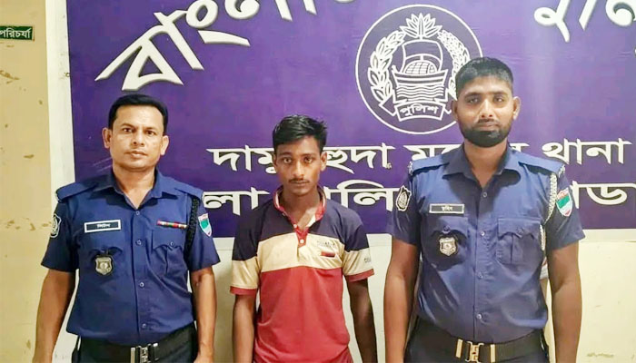 চকলেট কিনে দেওয়ার কথা বলে স্কুলছাত্রীকে অপহরণচেষ্টা, যুবক আটক চকলেট কিনে দেওয়ার কথা বলে স্কুলছাত্রীকে অপহরণচেষ্টা, যুবক আটক