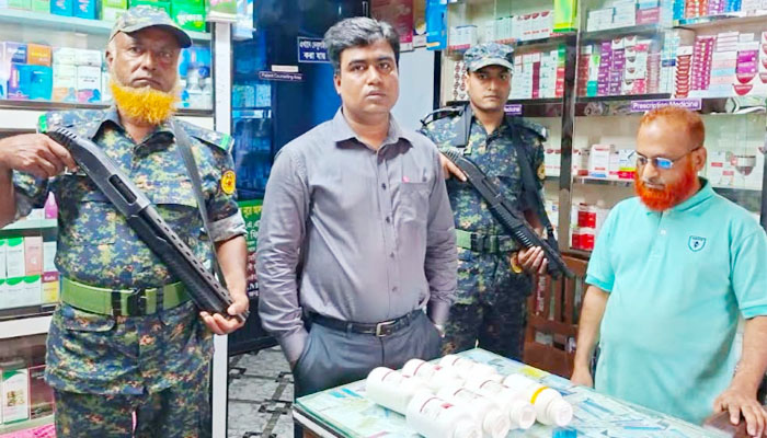 হাজীগঞ্জে ভোক্তা অধিকার অধিদপ্তরের অভিযান, ৩ প্রতিষ্ঠানকে জরিমানা হাজীগঞ্জে ভোক্তা অধিকার অধিদপ্তরের অভিযান, ৩ প্রতিষ্ঠানকে জরিমানা