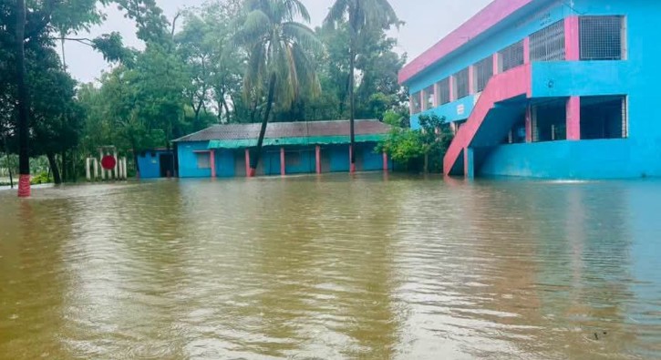 কক্সবাজারে লাখ লাখ মানুষ পানিবন্দি, নিহত ২২ কক্সবাজারে লাখ লাখ মানুষ পানিবন্দি, নিহত ২২