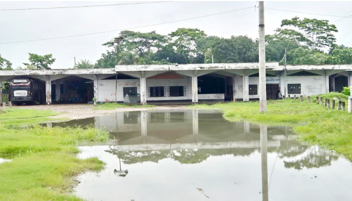 রাজবাড়ীতে কোটি টাকার টার্মিনাল এখন গ্যারেজ, ক্ষোভ স্থানীয়দের রাজবাড়ীতে কোটি টাকার টার্মিনাল এখন গ্যারেজ, ক্ষোভ স্থানীয়দের