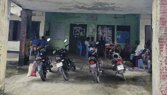 জরাজীর্ণ ভবনে ঝুঁকির মধ্যেই চলছে ইউনিয়ন পরিষদের কার্যক্রম জরাজীর্ণ ভবনে ঝুঁকির মধ্যেই চলছে ইউনিয়ন পরিষদের কার্যক্রম