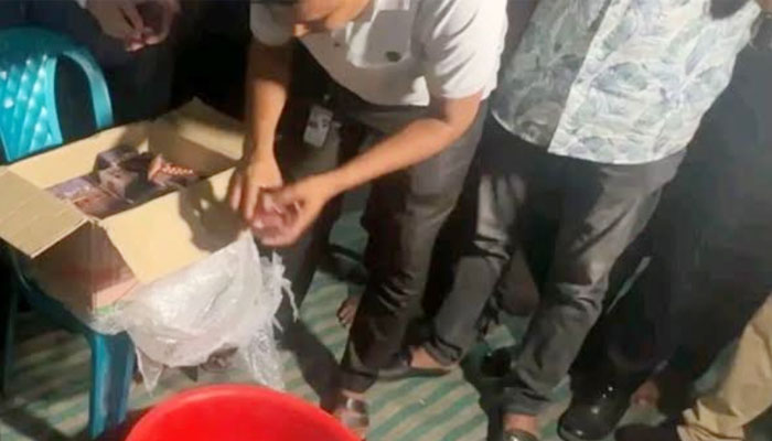 রংপুরে কুরিয়ার থেকে ১৬ হাজার নেশার ট্যাবলেট উদ্ধার, আটক ২ রংপুরে কুরিয়ার থেকে ১৬ হাজার নেশার ট্যাবলেট উদ্ধার, আটক ২