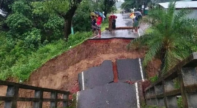 সেতু ধসে পড়ে বান্দরবান-রাঙ্গামাটি সড়ক যোগাযোগ বিচ্ছিন্ন সেতু ধসে পড়ে বান্দরবান-রাঙ্গামাটি সড়ক যোগাযোগ বিচ্ছিন্ন