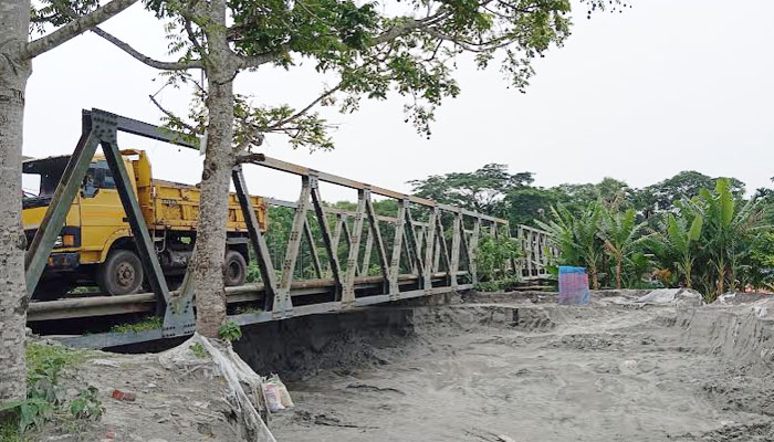 কাউখালীতে ব্রিজের নিচে অবৈধ বালুর ব্যবসা, বাড়ছে দুর্ঘটনার শঙ্কা কাউখালীতে ব্রিজের নিচে অবৈধ বালুর ব্যবসা, বাড়ছে দুর্ঘটনার শঙ্কা