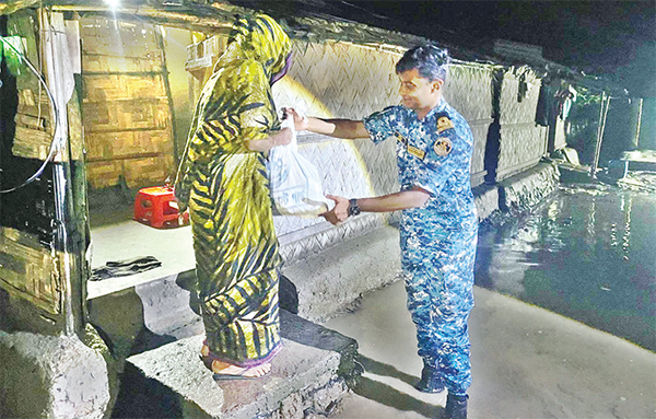 বন্যায় ক্ষতিগ্রস্ত পরিবারের মধ্যে ত্রাণসামগ্রী বিতরণ করেছে কোস্ট গার্ড বন্যায় ক্ষতিগ্রস্ত পরিবারের মধ্যে ত্রাণসামগ্রী বিতরণ করেছে কোস্ট গার্ড