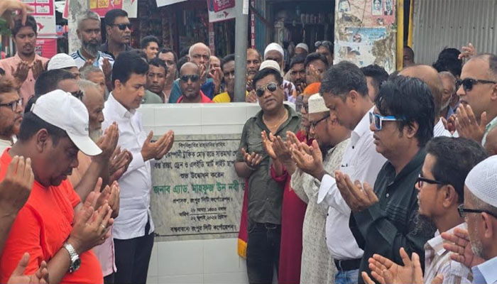২০ কোটি টাকার প্রকল্পে সংস্কার হচ্ছে জাহাজ কোম্পানি মোড়–সাতমাথা সড়ক ২০ কোটি টাকার প্রকল্পে সংস্কার হচ্ছে জাহাজ কোম্পানি মোড়–সাতমাথা সড়ক