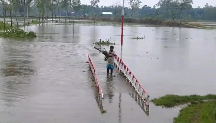 পানির নিচে মহিষতুলির একমাত্র ব্রিজ, স্থায়ী সেতুর দাবিতে এলাকাবাসী পানির নিচে মহিষতুলির একমাত্র ব্রিজ, স্থায়ী সেতুর দাবিতে এলাকাবাসী
