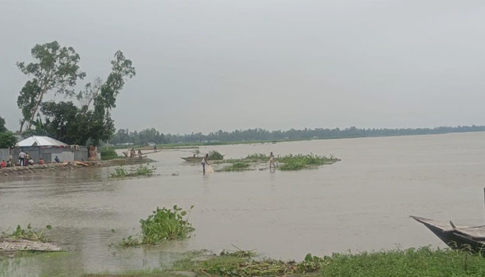 তিস্তার পানি বিপদসীমার ওপর দিয়ে প্রবাহিত হওয়ায় নিম্নাঞ্চল প্লাবিত তিস্তার পানি বিপদসীমার ওপর দিয়ে প্রবাহিত হওয়ায় নিম্নাঞ্চল প্লাবিত