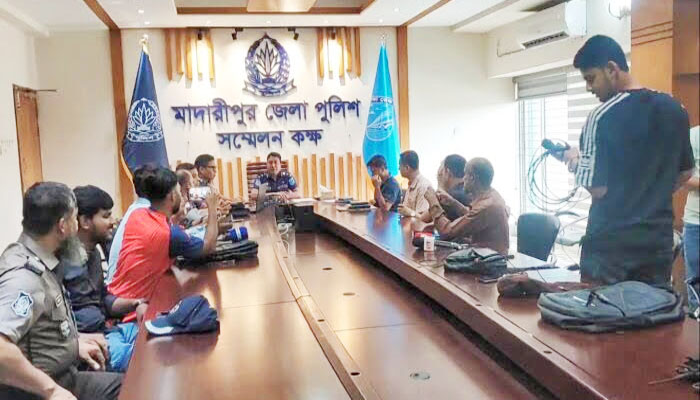 প্রধানমন্ত্রীর গাড়িবহরে ইট নিক্ষেপের প্রমাণ মেলেনি: পুলিশ সুপার প্রধানমন্ত্রীর গাড়িবহরে ইট নিক্ষেপের প্রমাণ মেলেনি: পুলিশ সুপার