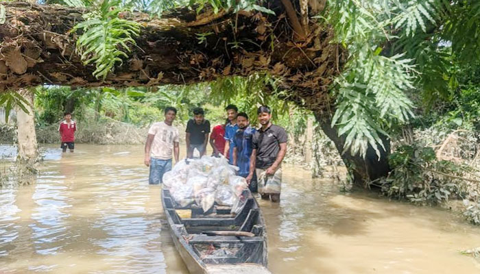 চট্টগ্রামের বন্যাকবলিত এলাকায় ত্রাণ বিতরণে কুবির শিক্ষার্থীদের সংগঠন চট্টগ্রামের বন্যাকবলিত এলাকায় ত্রাণ বিতরণে কুবির শিক্ষার্থীদের সংগঠন