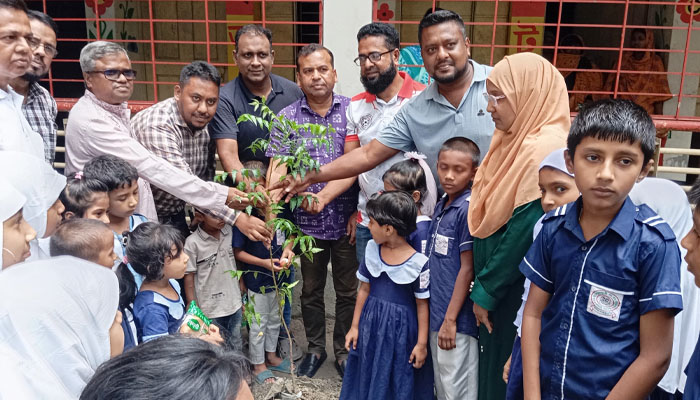 সবুজায়নের বার্তা ছড়াতে কাউখালীতে চারা রোপণ কর্মসূচি সবুজায়নের বার্তা ছড়াতে কাউখালীতে চারা রোপণ কর্মসূচি
