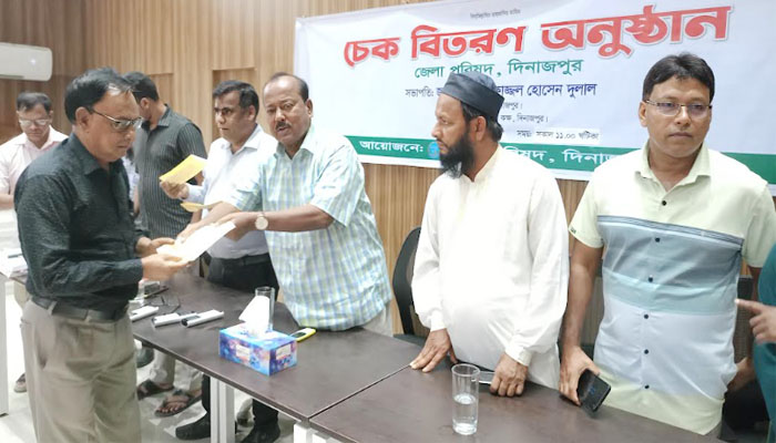 দিনাজপুর জেলা পরিষদের ৩৪ উন্নয়ন প্রকল্পে ২৫ লাখ টাকার অনুদান দিনাজপুর জেলা পরিষদের ৩৪ উন্নয়ন প্রকল্পে ২৫ লাখ টাকার অনুদান