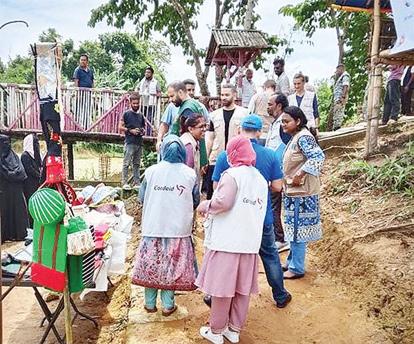রোহিঙ্গা ক্যাম্প পরিদর্শন করেন ব্রিটিশ হাইকমিশনের মানবিক সহায়তা দলের একটি প্রতিনিধি দল রোহিঙ্গা ক্যাম্প পরিদর্শন করেন ব্রিটিশ হাইকমিশনের মানবিক সহায়তা দলের একটি প্রতিনিধি দল