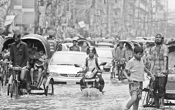 বৃষ্টি হলেই অচল ঢাকা, জলাবদ্ধতা নিরসনে কোটি টাকা ব্যয়ের সুফল কি মিলছে? বৃষ্টি হলেই অচল ঢাকা, জলাবদ্ধতা নিরসনে কোটি টাকা ব্যয়ের সুফল কি মিলছে?