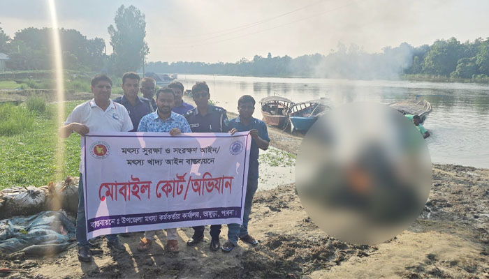 ভাঙ্গুড়ায় ভ্রাম্যমাণ আদালতে নিষিদ্ধ চায়না দুয়ারী জাল ধ্বংস ভাঙ্গুড়ায় ভ্রাম্যমাণ আদালতে নিষিদ্ধ চায়না দুয়ারী জাল ধ্বংস