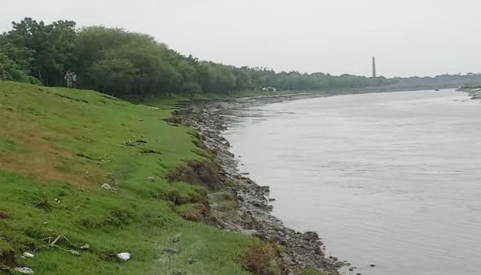 সাতক্ষীরার বেতনা নদীর বেড়িবাঁধে ভয়াবহ ফাটল ও ভাঙন সাতক্ষীরার বেতনা নদীর বেড়িবাঁধে ভয়াবহ ফাটল ও ভাঙন