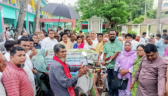 জুলাই শহীদদের স্মরণে শ্রীপুরে অনুদান ও পুনর্বাসন সহায়তা কর্মসূচি জুলাই শহীদদের স্মরণে শ্রীপুরে অনুদান ও পুনর্বাসন সহায়তা কর্মসূচি