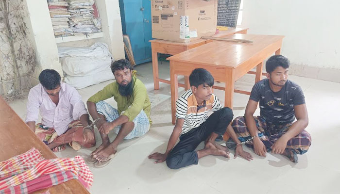 ভূরুঙ্গামারীতে ভারতীয় গরু সন্দেহে ৮ গরু ও ৪ জন আটক ভূরুঙ্গামারীতে ভারতীয় গরু সন্দেহে ৮ গরু ও ৪ জন আটক