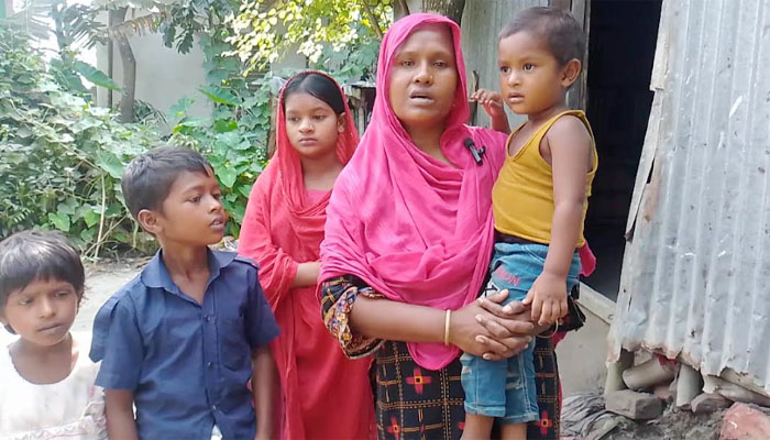 সৌদিতে বজ্রপাতে প্রবাসীর মৃত্যু, ৪ সন্তান নিয়ে মানবেতর জীবন স্ত্রীর সৌদিতে বজ্রপাতে প্রবাসীর মৃত্যু, ৪ সন্তান নিয়ে মানবেতর জীবন স্ত্রীর