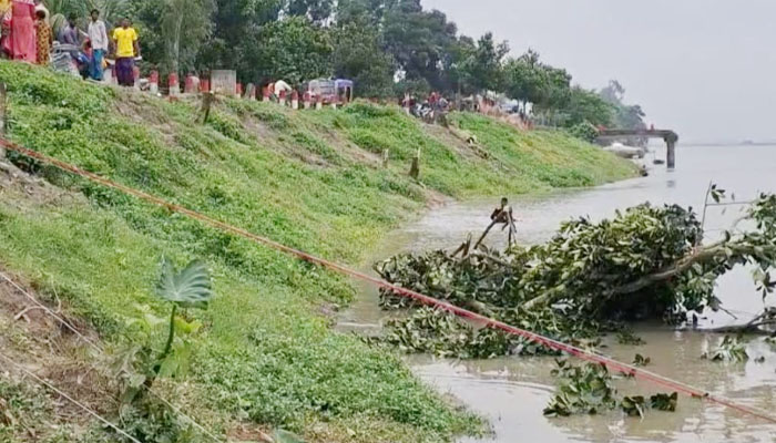 যমুনার আগ্রাসনে ধসে পড়ল সড়কের একাংশ, দুর্ভোগে হাজারো মানুষ যমুনার আগ্রাসনে ধসে পড়ল সড়কের একাংশ, দুর্ভোগে হাজারো মানুষ