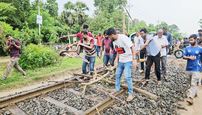 রাবি শিক্ষার্থীকে মারধর করায় ৮ ঘণ্টা রেল অবরোধ রাবি শিক্ষার্থীকে মারধর করায় ৮ ঘণ্টা রেল অবরোধ