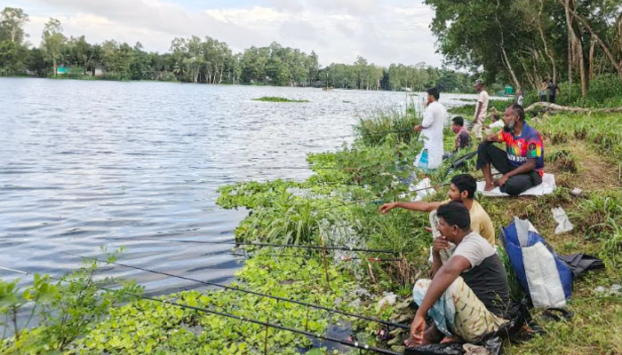 সিরাজগঞ্জে ফাইবার দিয়ে বন্যার পানিতে শখের বসে মাছ শিকার সিরাজগঞ্জে ফাইবার দিয়ে বন্যার পানিতে শখের বসে মাছ শিকার