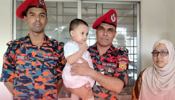 মুন্সীগঞ্জে লিফটে আটকা পড়া মা ও শিশুকন্যাকে উদ্ধার মুন্সীগঞ্জে লিফটে আটকা পড়া মা ও শিশুকন্যাকে উদ্ধার
