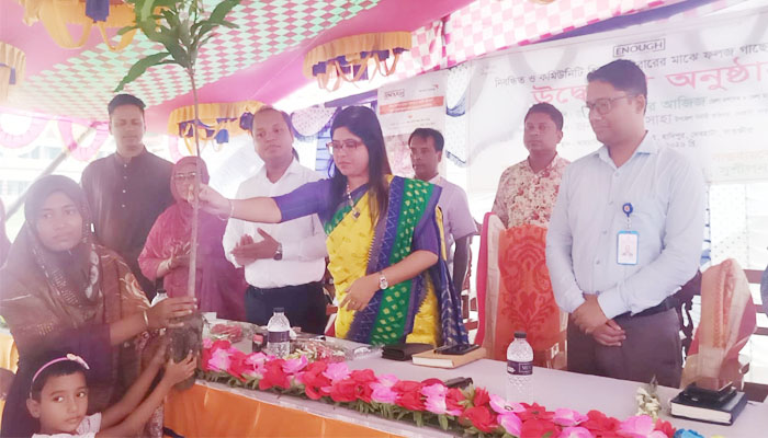 দেবহাটায় সুশীলন-ওয়ার্ল্ড ভিশনের উদ্যোগে জেলা প্রশাসকের চারা বিতরণ দেবহাটায় সুশীলন-ওয়ার্ল্ড ভিশনের উদ্যোগে জেলা প্রশাসকের চারা বিতরণ