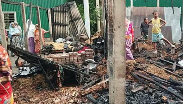 সিরাজগঞ্জে গোয়ালঘরে অগ্নিকাণ্ডে মারা গেল ২ গরু সিরাজগঞ্জে গোয়ালঘরে অগ্নিকাণ্ডে মারা গেল ২ গরু