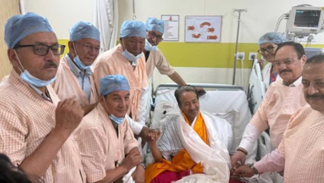 ২৬ দিন পর অনশন ভাঙলেন সমাজকর্মী সোনম ওয়াংচুক ২৬ দিন পর অনশন ভাঙলেন সমাজকর্মী সোনম ওয়াংচুক