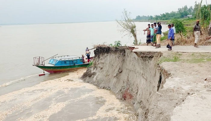 সিরাজগঞ্জে চরাঞ্চলে তীব্র ভাঙন বহু বসতবাড়ি নদীগর্ভে বিলীন সিরাজগঞ্জে চরাঞ্চলে তীব্র ভাঙন বহু বসতবাড়ি নদীগর্ভে বিলীন