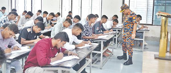 কঠোর নজরদারির মধ্যে ফায়ারফাইটার পদের লিখিত পরীক্ষা গ্রহণ কঠোর নজরদারির মধ্যে ফায়ারফাইটার পদের লিখিত পরীক্ষা গ্রহণ