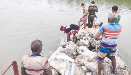 ৭৭ বস্তা ঝিনুক জব্দ, পরে নদীতে অবমুক্ত ৭৭ বস্তা ঝিনুক জব্দ, পরে নদীতে অবমুক্ত
