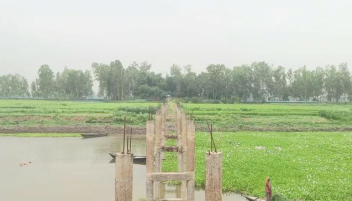 সেতু নেই এক দশক, দুর্ভোগে পাবনার হাজারো মানুষ সেতু নেই এক দশক, দুর্ভোগে পাবনার হাজারো মানুষ