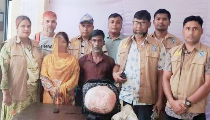রংপুরে সাড়ে পাঁচ কেজি গাঁজাসহ স্বামী-স্ত্রী গ্রেফতার রংপুরে সাড়ে পাঁচ কেজি গাঁজাসহ স্বামী-স্ত্রী গ্রেফতার
