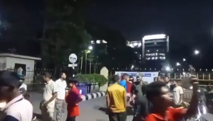 নিয়ন্ত্রণ হারিয়ে হাসপাতালে ঢুকে পড়লো বাস, নিহত ১ নিয়ন্ত্রণ হারিয়ে হাসপাতালে ঢুকে পড়লো বাস, নিহত ১