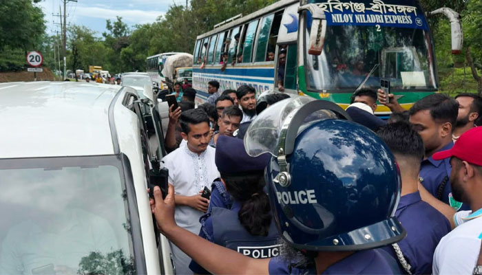 পুলিশের ব্যারিকেড ভেঙে শ্রীমঙ্গল থেকে হবিগঞ্জের পথে এনসিপির নেতারা পুলিশের ব্যারিকেড ভেঙে শ্রীমঙ্গল থেকে হবিগঞ্জের পথে এনসিপির নেতারা