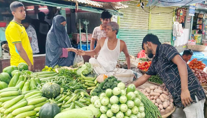 কাঁচা মরিচের ঝাঁঝে হিমশিম খাচ্ছে সিরাজগঞ্জের সাধারণ মানুষ কাঁচা মরিচের ঝাঁঝে হিমশিম খাচ্ছে সিরাজগঞ্জের সাধারণ মানুষ
